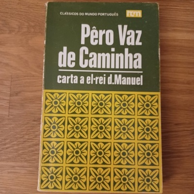 Livro 'Pêro Vaz de Caminha carta a el-rei d.Manuel' com capa verde e padrão amarelo