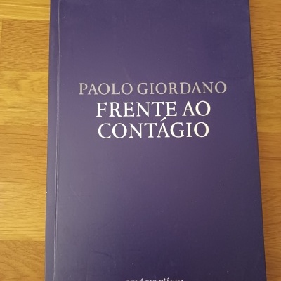 Capa azul escura de livro com título e autor em branco