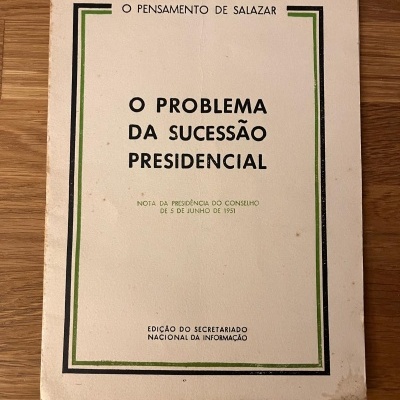 Livro O Problema da Sucessão Presidencial sobre superfície de madeira.