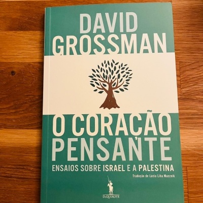 Capa do livro O CORAÇÃO PENSANTE de David Grossman com fundo verde e ilustração de árvore