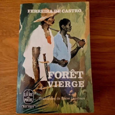 Capa de livro 'FORÊT VIERGE' de FERREIRA DE CASTRO com ilustração de dois homens e selo Le Livre de Poche
