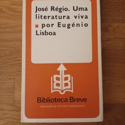 Livro com capa branca e laranja intitulado 'José Régio. Uma literatura viva por Eugénio Lisboa' da coleção Biblioteca Breve