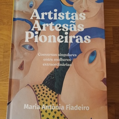 Capa de livro colorida com rostos e texto em português