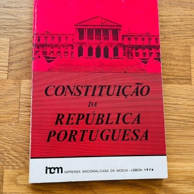 Livro Constituição da República Portuguesa com capa vermelha e branca