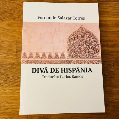 Livro 'DIVÃ DE HISPÂNIA' de Fernando Salazar Torres com capa branca e padrão arquitetónico em tons terracota