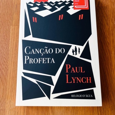 Livro Canção do Profeta de Paul Lynch com design gráfico preto, branco e vermelho