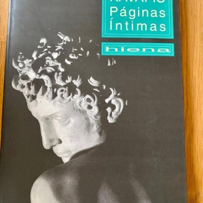 Capa de livro com escultura branca e texto KAVAFIS Páginas íntimas hiena.