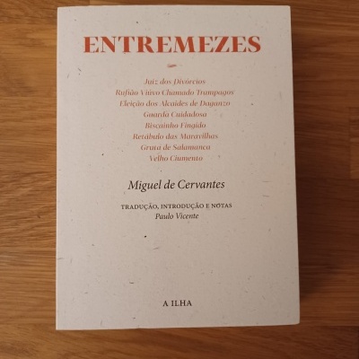 Livro ENTREMEZES de Miguel de Cervantes com capa branca e letras vermelhas e pretas