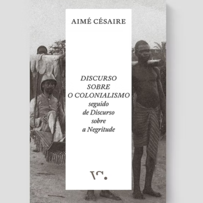 Capa de livro com fotografia a preto e branco e texto central branco