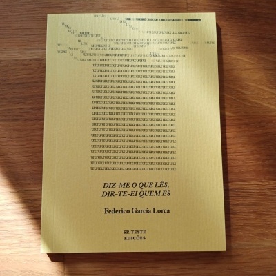 Livro com capa amarela com texto e teclado ASCII em madeira clara