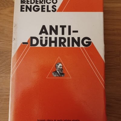Capa de livro branco e laranja com título ANTI-DÜHRING de Frederico Engels.