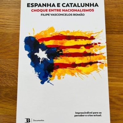 Capa de livro sobre Espanha e Catalunha com bandeira estilizada da Catalunha