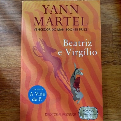 Capa do livro 'Beatriz e Virgílio' de Yann Martel, laranja com listras onduladas e texto