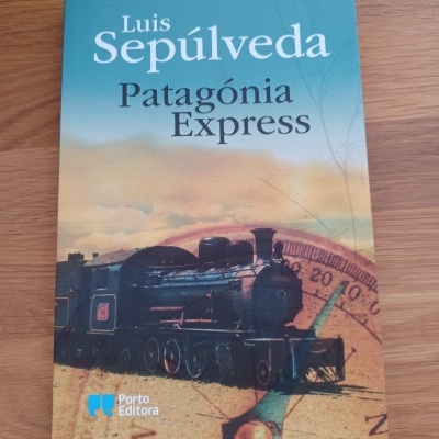 Livro 'Patagónia Express' de Luis Sepúlveda com imagem de comboio a vapor.