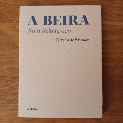 Livro A BEIRA Num Relâmpago de Teixeira de Pascoaes com capa branca e texto azul e preto