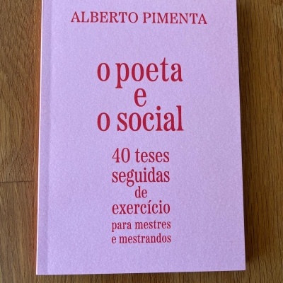 Livro rosa com texto vermelho de Alberto Pimenta