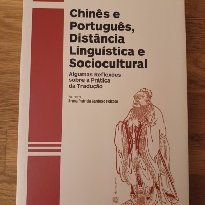 Capa de livro sobre diferenças linguísticas entre chinês e português com figura oriental tradicional