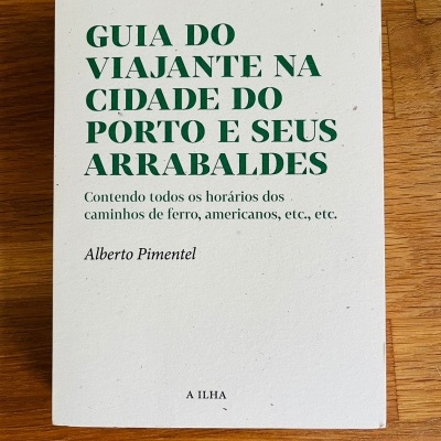 Capa de um livro branco com texto verde e preto sobre viagem à cidade do Porto