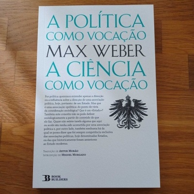 Capa de livro branco com texto verde e preto e brasão preto