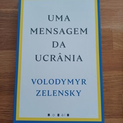 Livro 'UMA MENSAGEM DA UCRÂNIA' de Volodymyr Zelensky com capa branca e borda azul e amarela