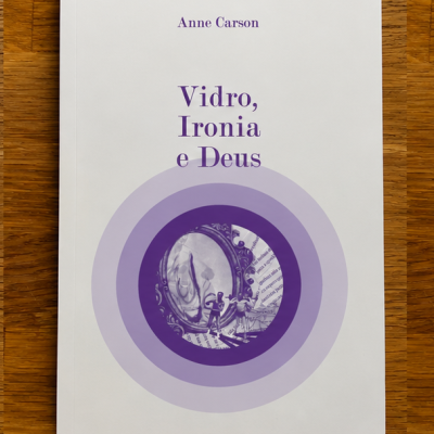 Capa de livro branca com texto roxo e imagem circular decorativa.