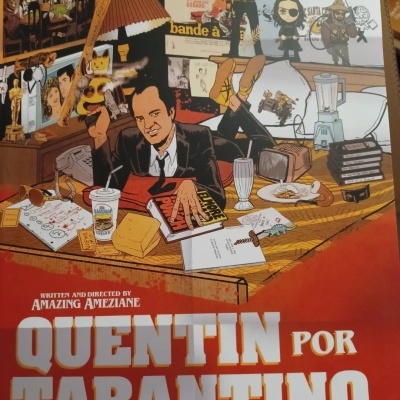 Cartaz ilustrado do filme 'Quentin por Tarantino' com personagens e objetos numa mesa e texto em branco e amarelo sobre fundo vermelho.