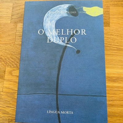 Livro 'O MELHOR DUPLO' de Paulo Bugalho com capa azul e ilustração abstrata em amarelo, branco e preto