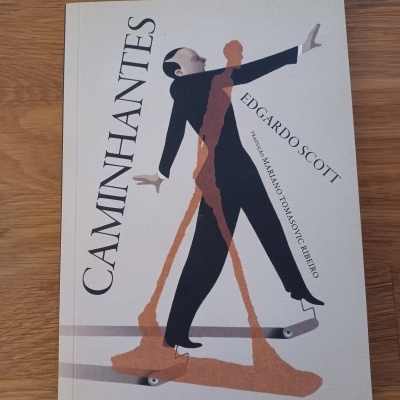 Capa do livro 'Caminhantes' de Edgardo Scott com ilustração de figura masculina e sombra alaranjada