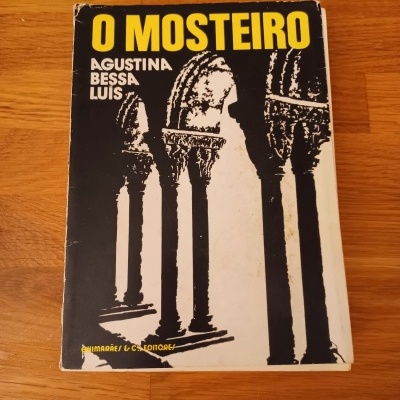 Capa do livro 'O MOSTEIRO' de Agustina Bessa Luis com ilustração de arcos em preto e branco