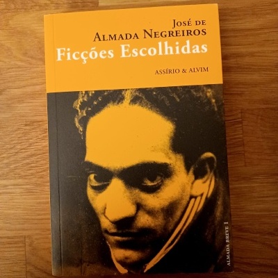 Capa do livro 'Ficções Escolhidas' de José de Almada Negreiros com fotografia sépia e fundo amarelo