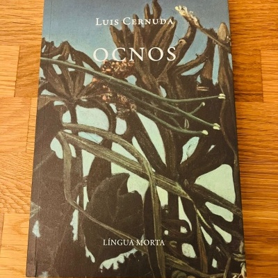 Capa de livro com ilustração de plantas e texto 'OCNOS', 'Luis Cernuda', 'Língua Morta'