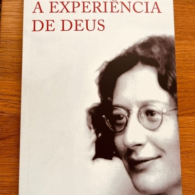 Capa de livro com foto em preto e branco de mulher e texto em português.