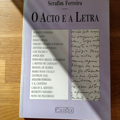 Capa de livro lilás com título 'O Acto e a Letra' e lista de autores