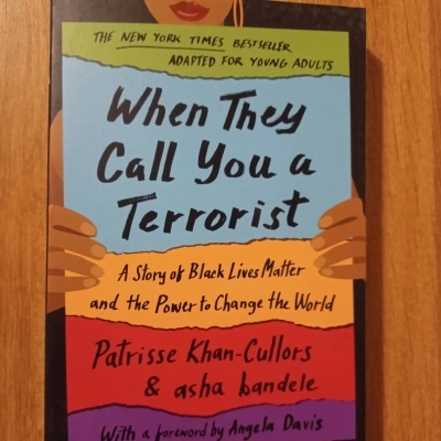 Capa de livro colorida com título When They Call You a Terrorist e autores Patrisse Khan-Cullors & asha bandele.