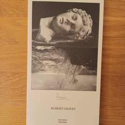 Capa de livro Poemas de Robert Graves com imagem de estátua e paisagem em preto e branco
