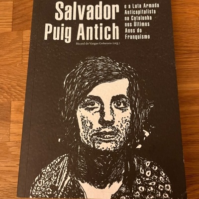 Capa de livro preta com retrato em branco e texto em branco