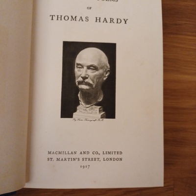 Página de título de livro antigo 'Selected Poems of Thomas Hardy' com imagem de busto e texto de publicação de 1917