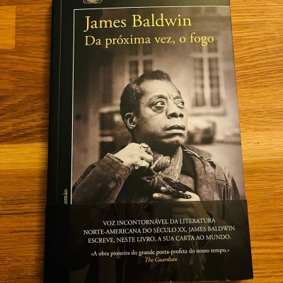 Livro James Baldwin Da próxima vez, o fogo com capa preta e fotografia a preto e branco