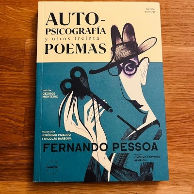 Livro AUTO-PSICOGRAFÍA y otros treinta POEMAS de Fernando Pessoa com ilustração de homem na capa