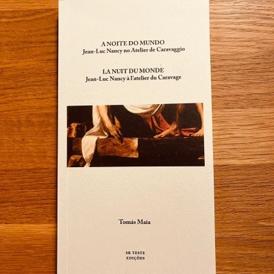 Livro branco com texto e imagem sobre madeira