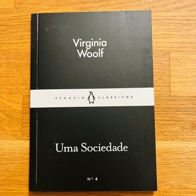Livro capa mole preto Uma Sociedade de Virginia Woolf da coleção Penguin Clássicos