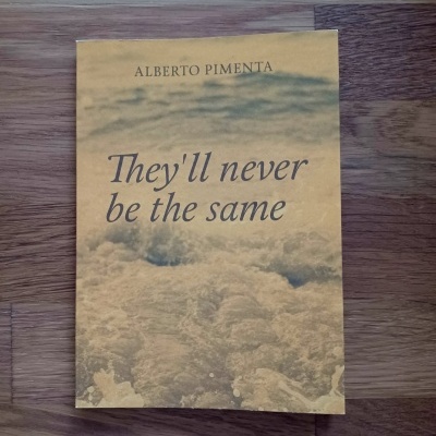Capa do livro They’ll never be the same de Alberto Pimenta, com imagem de nuvens e tons amarelos.