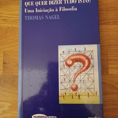 Livro azul com título e ilustração de ponto de interrogação vermelho