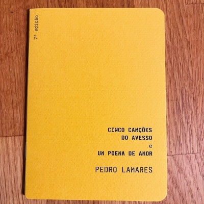 Livro amarelo com texto impresso em preto