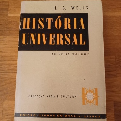 Livro História Universal de H. G. Wells com capa branca e texto em preto e laranja