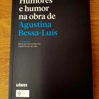 Livro preto intitulado Humores e humor na obra de Agustina Bessa-Luís sobre superfície de madeira