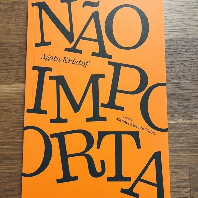Capa de livro laranja com letras pretas e título NÃO IMPORTA