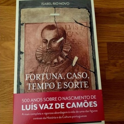 Capa de livro com retrato de Luís de Camões e texto sobre o nascimento do autor