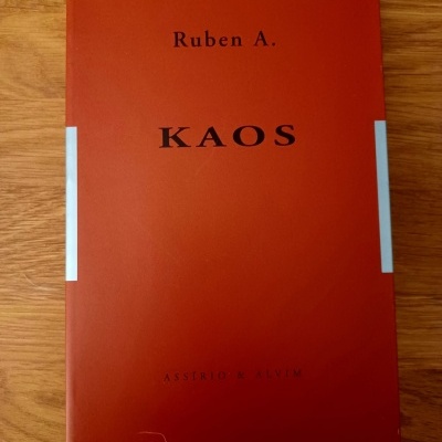 Livro vermelho com título KAOS e autor Ruben A.