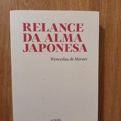 Livro 'RELIANCE DA ALMA JAPONESA' de Wenceslau de Moraes sobre superfície de madeira